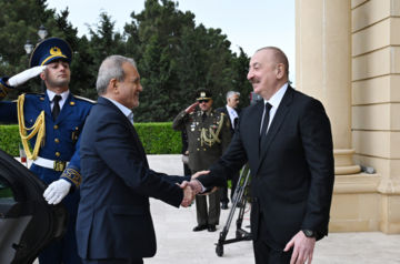 Ilham Aliyev holds talks with Masoud Pezeshkian in Baku