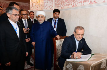 Masoud Pezeshkian visits Bibiheybat mosque in Baku