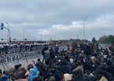 Belarus border crisis: Poland detains 100 migrants