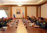 Azerbaijani Defense Minister meets with new commander of Russian peacekeepers