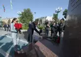 Ilham Aliyev and Mehriban Aliyeva lay flowers at bas-relief of Heydar Aliyev in Tashkent