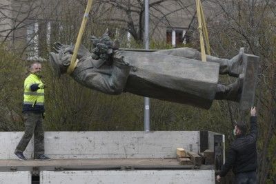 Russia launches criminal investigation after Prague removes Soviet military statue