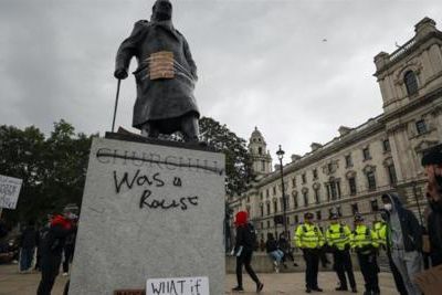 The battle of the statues: rewriting world history