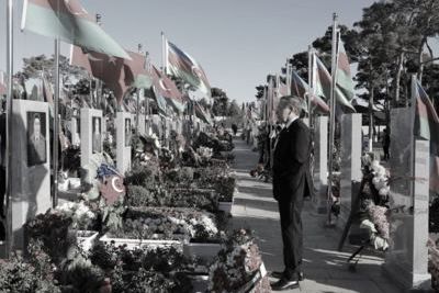 U.S. ambassador pays respects to Azerbaijani martyrs