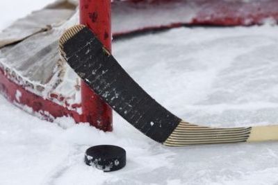 Russian and Canadian women’s hockey players wearing masks to play group game