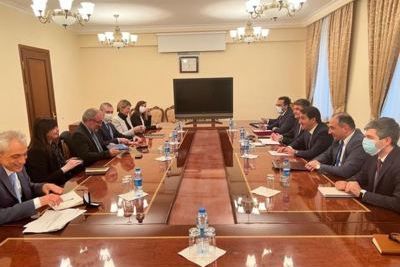 Hikmat Hajiyev holds meeting with Director of UNEP Europe Office