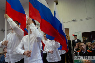 Russians celebrate State Flag Day