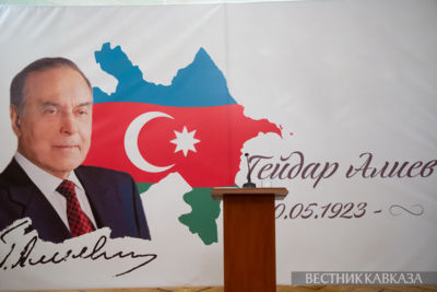 Плакат ко дню памяи Гейдара Алиева