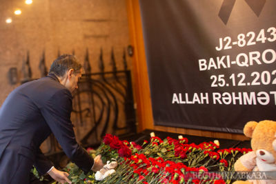 Возложение цветов в связи с авиакатастрофой с самолетом компании “Азербайджанские авиалинии“ в Актау