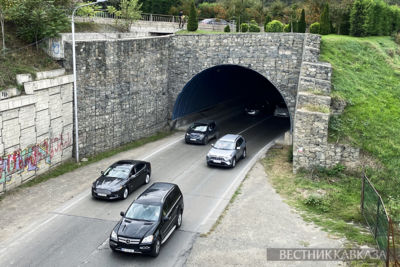 Машины на улице в Тбилиси