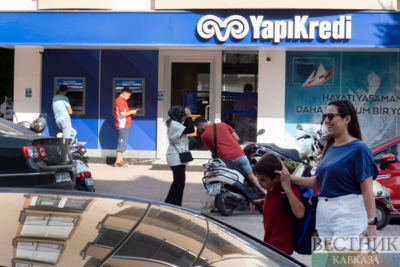 Люди у отделения Yapı Kredi