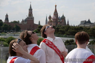 Выпускники школы после последнего звонка