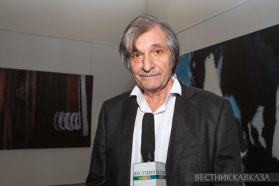 President of Azerbaijan and his family members view Farhad Khalilov's works